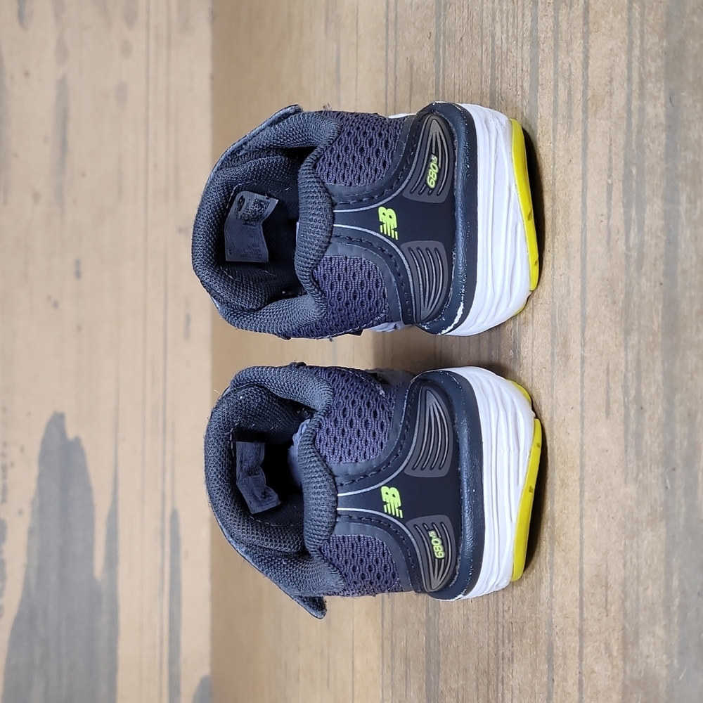New Balance Kids Navy and Lime Green Sneakers - Picture 4 of 9